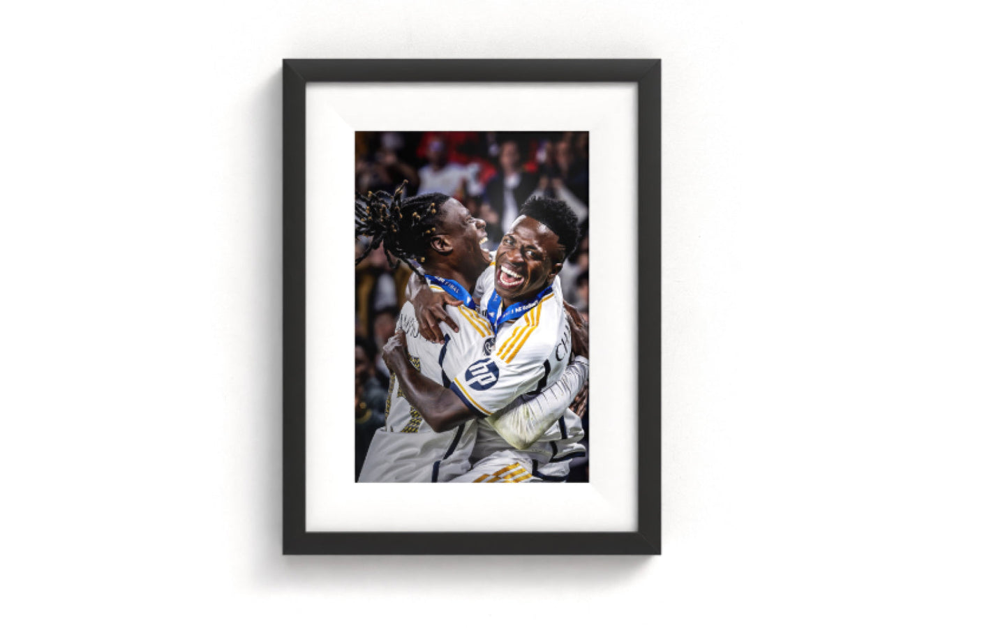 Sportfoto 'Vinicius lacht in de camera' ingelijst - afbeelding 1
