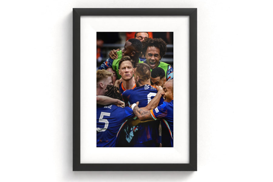 Sportfoto 'Oranje-spelers belagen Wout Weghorst' ingelijst - afbeelding 1