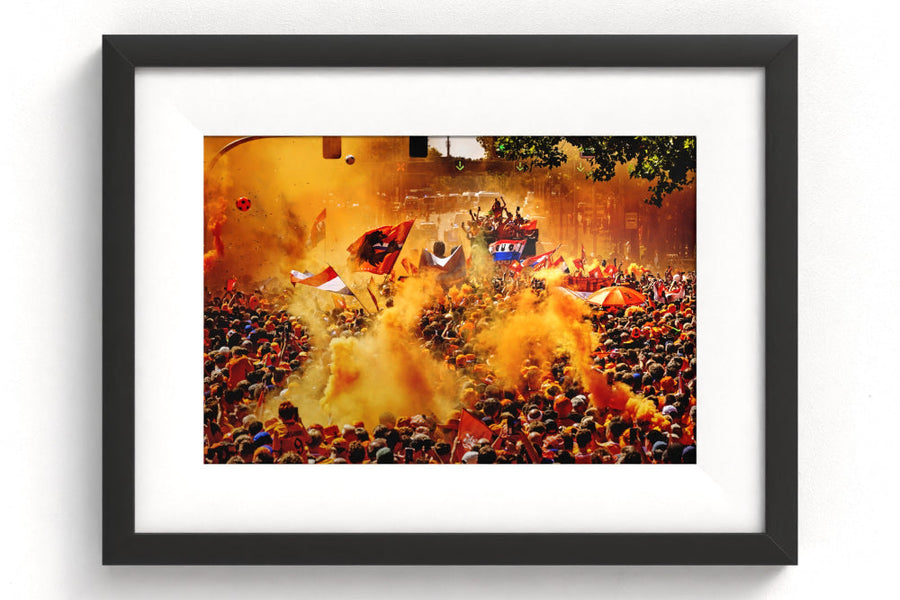 Sportfoto 'Oranje fanwalk' ingelijst - afbeelding 1